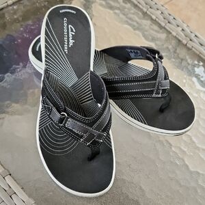 Like New Clarks Black and White Cloudsteppers Thong Sandals